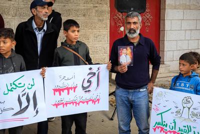 Families of Palestinian prisoners are organizing a solidarity stand in front of the headquarters of the International Committee of the Red Cross in Gaza City to demand an end to the genocide being committed against the prisoners.-stock-foto