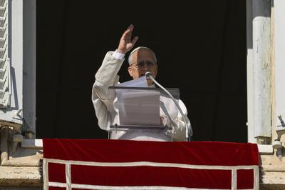 ITALY - REL -  POLE LEO XIV DURING THE ANGELUS PRAYER FROM THE WINDOW OF HIS OFFICE OVERLOOKING ST.PETER'S SQUARE IN VATICAN CITY 2025/12/08-stock-foto