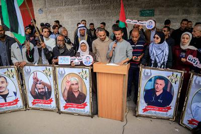 Families of Palestinian prisoners are organizing a solidarity stand in front of the headquarters of the International Committee of the Red Cross in Gaza City to demand an end to the genocide being committed against the prisoners.-stock-foto