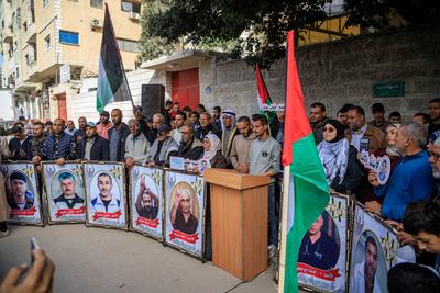 Families of Palestinian prisoners are organizing a solidarity stand in front of the headquarters of the International Committee of the Red Cross in Gaza City to demand an end to the genocide being committed against the prisoners.-stock-foto