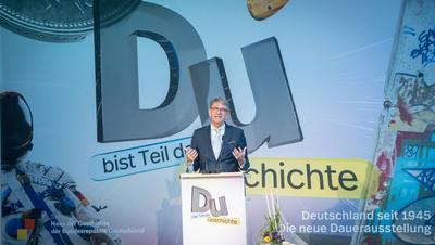 Er?ffnung und Rundgang zur neuen Dauerausstellung im Haus der Geschichte Bonn ?Titel Du bist Teil der Geschichte. Deutschland seit 1945-stock-foto