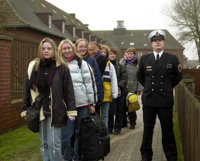 Obermaat Alexander Migeod begleitet die Rekrutinnen zu ihren Quartieren - Ankunft auf der Marineversorgungsschule List-stock-foto