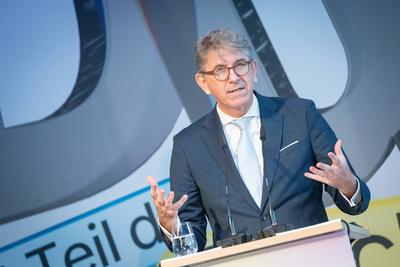 Er?ffnung und Rundgang zur neuen Dauerausstellung im Haus der Geschichte Bonn ?Titel Du bist Teil der Geschichte. Deutschland seit 1945-stock-foto