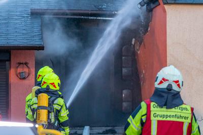 Dachstuhlbrand in Einfamilienhaus im Erzgebirge ? Zahlreiche Einsatzkr?fte im Einsatz-stock-foto