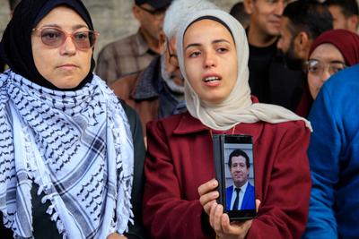 Families of Palestinian prisoners are organizing a solidarity stand in front of the headquarters of the International Committee of the Red Cross in Gaza City to demand an end to the genocide being committed against the prisoners.-stock-foto