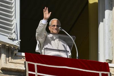 ITALY - REL -  POLE LEO XIV DURING THE ANGELUS PRAYER FROM THE WINDOW OF HIS OFFICE OVERLOOKING ST.PETER'S SQUARE IN VATICAN CITY 2025/12/08-stock-foto