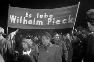 Fackelzug f?r Wilhelm Pieck GDR Torchlight procession Historisches Bild und Foto: Fackelzug f?r Wilhelm Pieck, Ostberlin-stock-foto