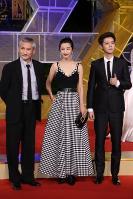 XIAMEN, CHINA - NOVEMBER 23: (L-R) Director Tsui Hark, actress Li Bingbing and actor/singer Lu Han attend the closing ce-stock-foto