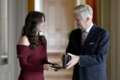 King Philippe presents Nina Derwael with the insignia of Grand Officer of the Order of Leopold-stock-foto