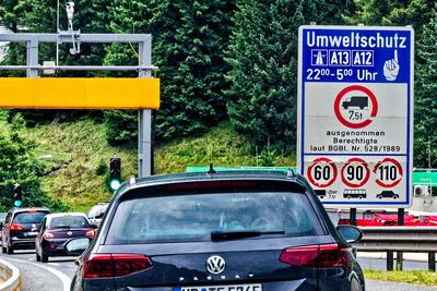 Luftreinhaltung auf der Autobahn in ?sterreich.-stock-foto