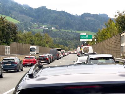 Innsbruck, Tirol, ?sterreich, Europa, Stau auf der Autobahn A12 Inntalautobahn, Verkehrskollaps, Reisewelle, Reiseverkeh-stock-foto