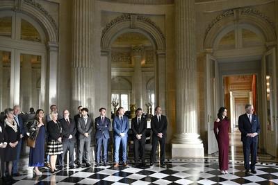 King Philippe presents Nina Derwael with the insignia of Grand Officer of the Order of Leopold-stock-foto
