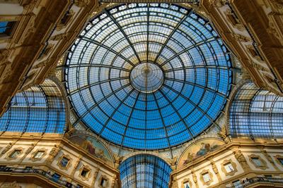 Glass dome of Galleria Vittorio Emanuele II in Milan, Italy s oldest shopping mall Glass dome of Galleria Vittorio Emanu-stock-foto