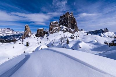 Snowdrift creating artful structures in winter, snow-covered slopes of alpine Dolomite landscape and summits of the Cinq-stock-foto