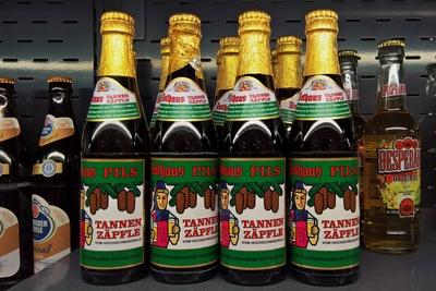 Staatsbrauerei Rothaus AG, Pils Bier aus der Flasche. Die Badische Staatsbrauerei Rothaus AG ist eine Brauerei mit Sitz-stock-foto