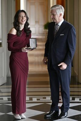 King Philippe presents Nina Derwael with the insignia of Grand Officer of the Order of Leopold-stock-foto