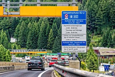 Luftreinhaltung auf der Autobahn in ?sterreich.-stock-foto