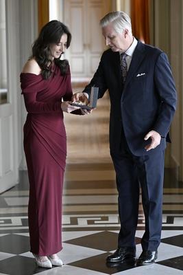 King Philippe presents Nina Derwael with the insignia of Grand Officer of the Order of Leopold-stock-foto