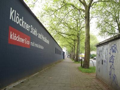 Bildnummer: 57028492  Datum: 20.04.2009  Copyright: imago/teutopressFeature / Symbol: Kl?ckner Stahl- und Metallhandel 04/09 gus Kl?ckner & Co-Niederlassung in Osnabr?ck Deutsch Deutschland weltweit global Gel?nde Zufahrt Firmenzufahrt Konzern Stahl Edelstahl Legierungen Rohstoffe Umformtechnik Stahlwerk R?stungswerk Industrie Schwerindustrie Stahlunternehmen R?stungsunternehmen Fertigung Metalldistributeur Stahldistributeur Vertrieb Umformtechnik Stahlg?ter G?ter Werk Logo Firmenlogo Markenzeichen Firmenschild Hinweisschild Schild Zeichen Schriftzug International Filiale GmbH Betrieb Firma Zweigniederlassung Zweigstelle Konzern Stra?e B?rgersteig Mauer abgeschirmt B?ume Grafitti steel metal industry sale stainless technologies company business system engineering quer drau?en 3 xns x0x 2009 quer  57028492 Date 20 04 2009 Copyright Imago  Feature symbol Kloeckner Steel and Metal trade 04 09 CIS Kloeckner & Co Establishment in Osnabr?ck German Germany worldwide Global Centre Driveway  Group Steel Stainless steel  Raw materials Forming Steel mill  Industry Heavy industry Steel companies Defence companies Production   Distribution Forming  Goods Work emblem Company logo Trademark Signboard Sign Shield Sign emblem International Branch GmbH Operation Company The branch Branch Group Road Pavement Wall shielded Trees Graffiti Steel Metal Industry Sale Stainless Technologies Company Business System Engineering horizontal outside 3 xns x0x 2009 horizontal-stock-foto