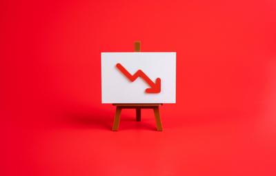 Fallende Grafik, roter Pfeil nach unten. Angst vor einem R?ckgang der Finanzen und Gewinne. Symbol f?r Arbeitslosigkeit, Unternehmenskrise, B?rsenkrach, Inflation und wirtschaftliche Instabilit?t.-stock-foto