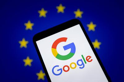 CHONGQING, CHINA - SEPTEMBER 06: In this photo illustration, a Google logo is displayed on a smartphone screen with an E-stock-foto