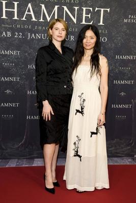 ABBberlin: Jessie Buckley irische Schauspielerin mit Chloe Zhao chinesische Filmregisseurin, zu Gast auf dem roten Teppich bei der Deutschland Premiere des Kino Films Hamnet im Delphi Filmpalast am 08.12.2025 in Berlin Berlin Deutschland *** ABBberlin Jessie Buckley Irish actress with Chloe Zhao Chinese film director, guest on the red carpet at the German premiere of the movie Hamnet at Delphi Filmpalast on 08 12 2025 in Berlin Berlin Germany-stock-foto