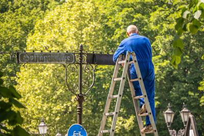19.05.2020,Berlin,Deutschland,GER, die Stadt in Zeiten der Corona Pandemie.Hofj?gerallee / Gro?er Stern.Ein Servicemitar-stock-foto