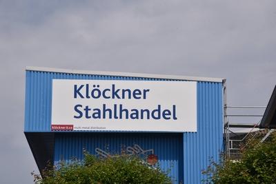 Logo Schriftzug Kl?ckner Stahlhandel an einem Geb?ude ein b?rsennotierter produzentenunabh?ngige-stock-foto