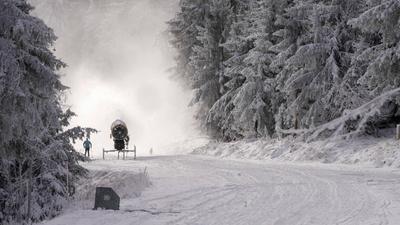 Ansturm auf die Wintersportgebiete in den Hochlagen. Nach den Schneef?llen herrschte am Samstag im Erzgebirge Kaiserwett-stock-foto