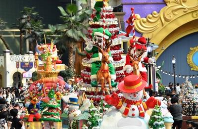 Christmas parade in Seoul People enjoy Lotte World Adventure, one of the world?s largest indoor theme parks located in J-stock-foto