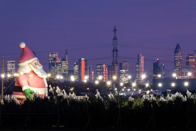 Weihnachtsmann vor der Frankfurter Skyline-stock-foto