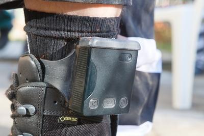 Elektronische Fu?fessel zur Aufenthalts?berwachung einer Person welche an einem der Fu?gelenke an-stock-foto