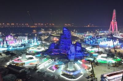 HARBIN, CHINA - DECEMBER 10: Aerial view of the main tower of the 27th Harbin Ice-Snow World on December 10, 2025 in Har-stock-foto