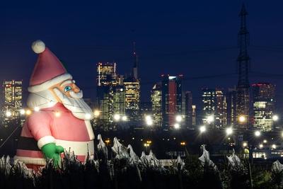 Weihnachtsmann vor der Frankfurter Skyline-stock-foto