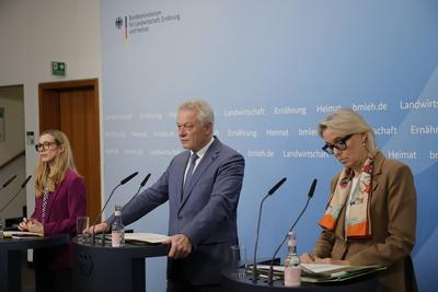 Leiterin der Pressestelle Silke Brandt, Bundesminister f?r Landwirtschaft, Ern?hrung und Heimat, Alois Rainer, Abteilung-stock-foto