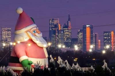 Weihnachtsmann vor der Frankfurter Skyline-stock-foto