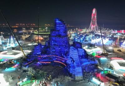 HARBIN, CHINA - DECEMBER 10: Aerial view of the main tower of the 27th Harbin Ice-Snow World on December 10, 2025 in Har-stock-foto