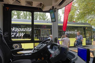 E-Busse auf der InnoTrans 2024 2024-09-24 Deutschland, Berlin Elektro-Busse auf der Verkehrstechnik_Messe InnoTrans 2024-stock-foto