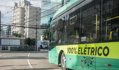 ?nibus el?trico em circula??o em CTBA-stock-foto