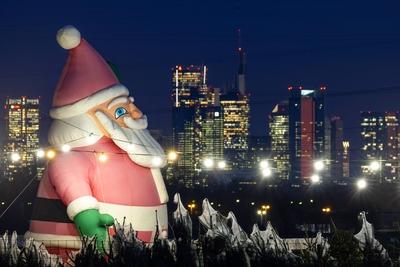 Weihnachtsmann vor der Frankfurter Skyline-stock-foto