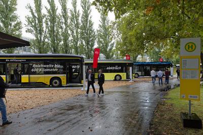 E-Busse auf der InnoTrans 2024 2024-09-24 Deutschland, Berlin Elektro-Busse auf der Verkehrstechnik_Messe InnoTrans 2024-stock-foto