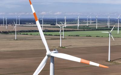 Windpark Nauen, 15.08.2023 - Windmuehle in einem Windpark. Nauen Brandenburg Deutschland *** Nauen wind farm, 15 08 2023-stock-foto