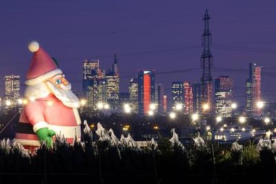 Weihnachtsmann vor der Frankfurter Skyline-stock-foto