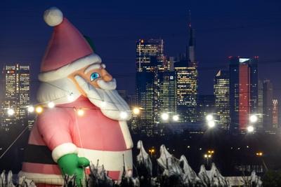 Weihnachtsmann vor der Frankfurter Skyline-stock-foto