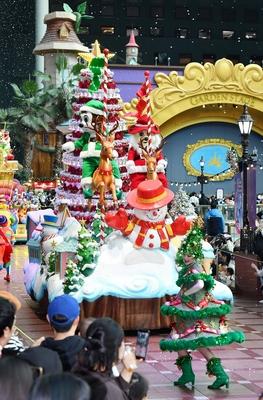 Christmas parade in Seoul People enjoy Lotte World Adventure, one of the world?s largest indoor theme parks located in J-stock-foto