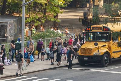 First day of school in New York, in-person learning only in New York Parents and students line up outside of PS33 in Che-stock-foto
