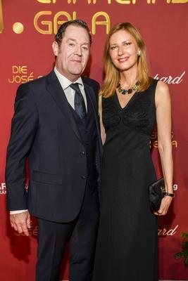 ABBleipzig: J?rgen Juergen Tonkel und Ina Schauspieler zu Gast auf dem roten Teppich bei der 31.Jose Carreras Gala in der Media City Leipzig, am 10.12.25 Sachsen Deutschland *** ABBleipzig J?rgen Juergen Tonkel and Ina Schauspieler as guests on the red carpet at the 31 Jose Carreras Gala in the Media City Leipzig, on 10 12 25 Saxony Germany-stock-foto