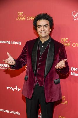 ABBleipzig: Rolando Villazon Saenger zu Gast auf dem roten Teppich bei der 31.Jose Carreras Gala in der Media City Leipzig, am 10.12.25 Sachsen Deutschland *** ABBleipzig Rolando Villazon Saenger on the red carpet at the 31 Jose Carreras Gala in the Media City Leipzig, on 10 12 25 Saxony Germany-stock-foto