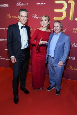 ABBleipzig: Sven Lorig, Stephanie M?ller-Spirra Moderatoren mit Chris de Burgh Saenger zu Gast auf dem roten Teppich bei der 31.Jose Carreras Gala in der Media City Leipzig, am 10.12.25 Sachsen Deutschland *** ABBleipzig Sven Lorig, Stephanie M?ller Spirra presenters with Chris de Burgh Saenger on the red carpet at the 31 Jose Carreras Gala in the Media City Leipzig, on 10 12 25 Saxony Germany-stock-foto