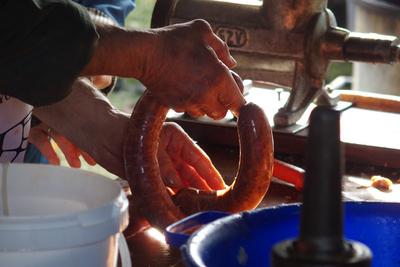 Kolbász készítés házilag.-stock-foto